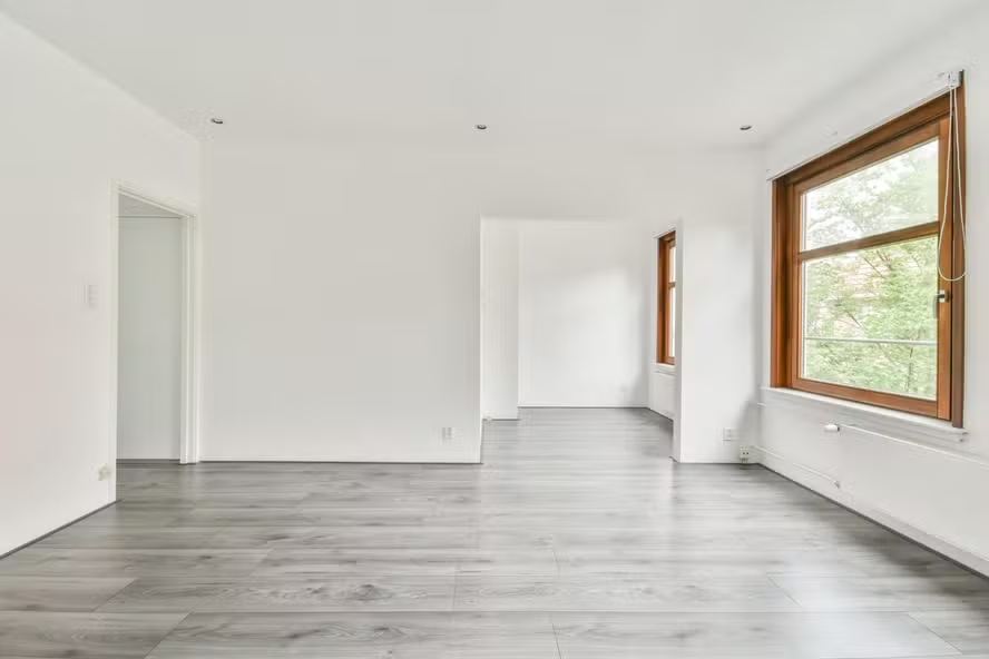 Sala ampla com paredes em drywall finalizadas e pintadas