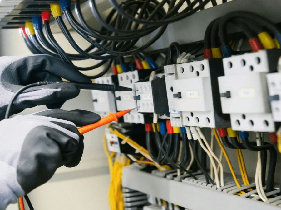 Profissional testando quadro elétrico com multímetro