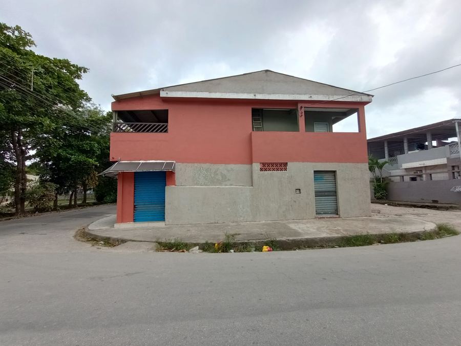Fachada residencial pintada em tons de terracota e cinza