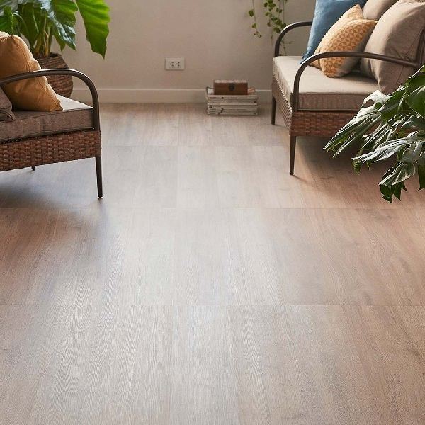 Sala de estar com piso laminado claro instalado