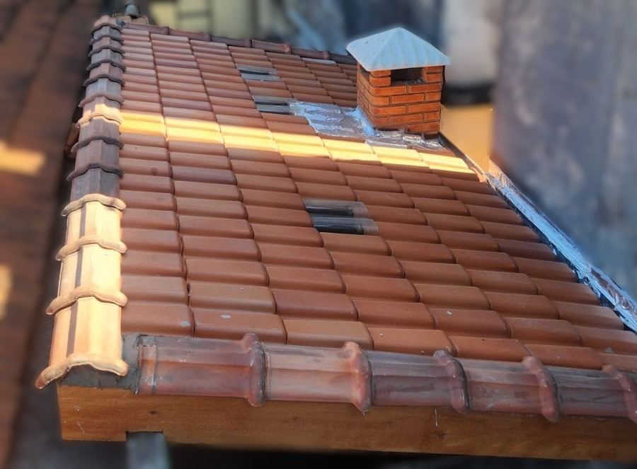 Telhado cerâmico finalizado com cumeeira e chaminé